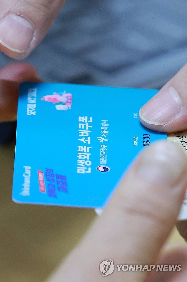 민생회복 소비쿠폰 받는 시민 (서울=연합뉴스) 신현우 기자 = 민생회복 소비쿠폰 신청이 시작된 21일 서울 송파구 거여2동주민센터에서 시민이 신청한 소비쿠폰을 받고 있다.
    신청 첫 주인 21∼25일에는 시스템 과부하와 주민센터 혼잡 방지를 위해 출생 연도 끝자리 기준 요일제를 운영한다. 끝자리 1·6은 월요일, 2·7은 화요일, 3·8은 수요일, 4·9는 목요일, 5·0은 금요일에 신청할 수 있다. 주말에는 온라인 신청만 할 수 있다. 2025.7.21 nowwego@yna.co.kr