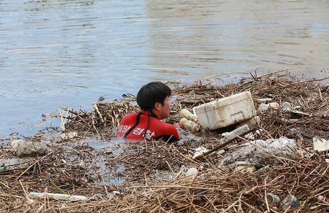 쓰레기로 뒤덮인 목포항서 수거작업하는 해경 [목포해경 제공·재판매 및 DB 금지]