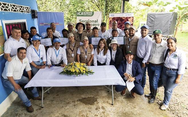 사차인치 재배 사업을 펼치는 코이카·UNDOC 콜롬비아 푸투마요주 프레르토 아시스 지역에서 코카잎 대체작물로 사차인치 보급 사업을 펼치고 있는 코이카·UNDOC 직원과 주정부 관계자들. [코이카 제공. 재판매 및 DB 금지]