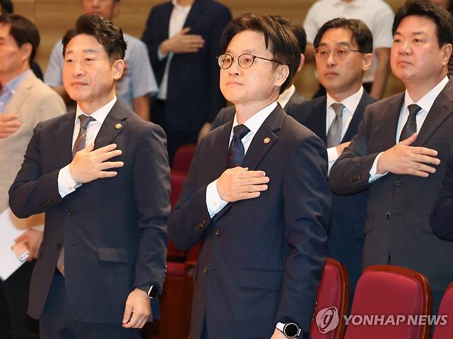 국기에 경례하는 김정관 산업부 장관 (세종=연합뉴스) 배재만 기자 = 김정관 산업통상자원부 장관이 21일 정부세종청사 산업통상자원부 강당에서 열린 취임식에서 국기에 경례하고 있다. 왼쪽은 이호현 2차관. 2025.7.21 scoop@yna.co.kr