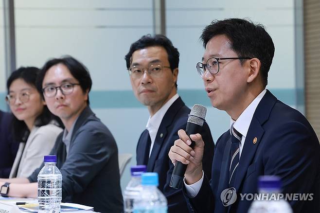 AI 바이오 전문가 만난 배경훈 과학기술정보통신부 장관 (서울=연합뉴스) 신현우 기자 = 배경훈 과학기술정보통신부 장관이 21일 서울 동대문구 서울바이오허브에서 열린 AI 바이오 육성을 위한 현장간담회에 참석해 발언하고 있다. 2025.7.21 nowwego@yna.co.kr