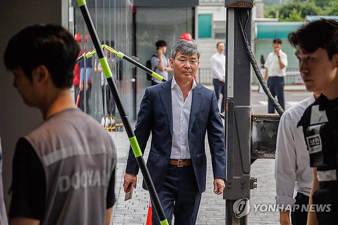 이종호 전 블랙펄인베스트 대표, 김건희 특검 출석 (서울=연합뉴스) 임화영 기자 = 이종호 전 블랙펄인베스트 대표가 21일 서울 종로구 KT광화문빌딩에 마련된 김건희 여사 관련 의혹을 수사 중인 민중기 특별검사팀 사무실에 출석하고 있다. 2025.7.21 [공동취재] hwayoung7@yna.co.kr