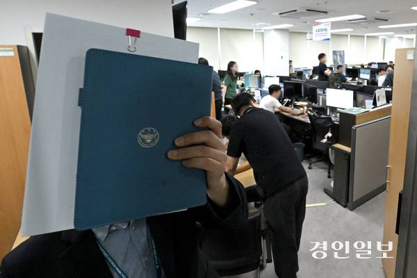 지난 16일 오산시 서부우회도로 옹벽이 붕괴해 1명이 숨지는 사고가 발생한 가운데 경찰이 강제수사에 나섰다. 사진은 22일 오전 오산시청에서 경찰이 압수수색을 진행하고 있는 모습. 2025.7.22 /최은성기자 ces7198@kyeongin.com