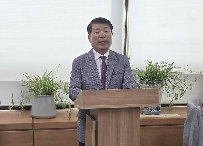 ▲ 백경현 구리시장이 20일 관외 야유회에 참석한 일에 대해 시민에게 사과하고 있다.