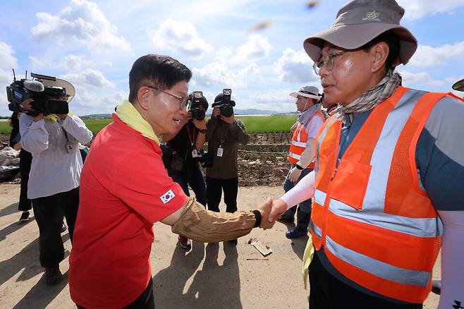 ▲ 국민의힘 송언석 비대위원장 겸 원내대표(오른쪽)가 22일 오전 충남 예산군 삽교읍 수해 현장을 찾아 김문수 전 고용노동부 장관과 인사하고 있다. /연합뉴스