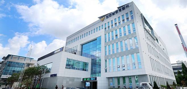 ▲ 1987년 지어진 옛 청사를 철거하고 신축한 인천 남동경찰서(남동구 남동대로 668) 신청사가 22일 공사를 마치고 모습을 드러냈다. 현재 임시청사(구 도림고등학교)를 사용 중인 남동경찰서는 청소와 이사 작업을 마무리한 뒤 본청사에서 본격적 업무를 시작할 예정이다. /양진수 기자 photosmith@incheonilbo.com