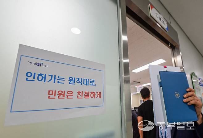 22일 오전 오산시청 건설과에서 경찰 관계자들이 오산시 가장교차로 고가도로의 옹벽이 붕괴해 차량 운전자 1명이 숨진 사고와 관련해 압수수색을 진행하고 있다. 임채운기자