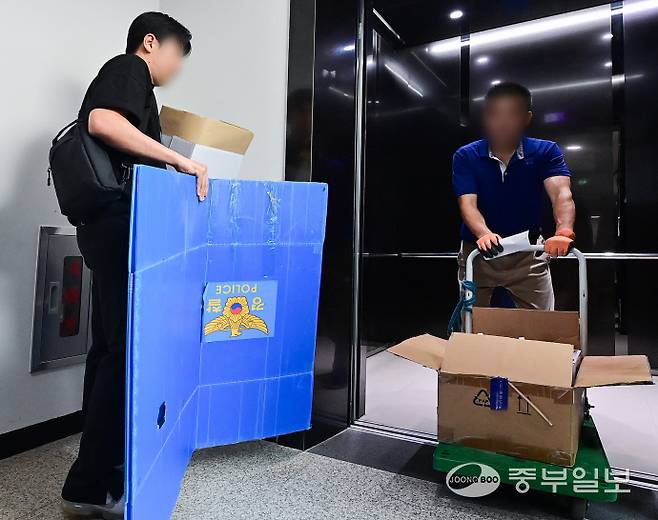 22일 오전 오산시청에서 경찰 관계자들이 오산시 가장교차로 고가도로의 옹벽이 붕괴해 차량 운전자 1명이 숨진 사고와 관련해 압수수색을 진행하고 있다. 임채운기자