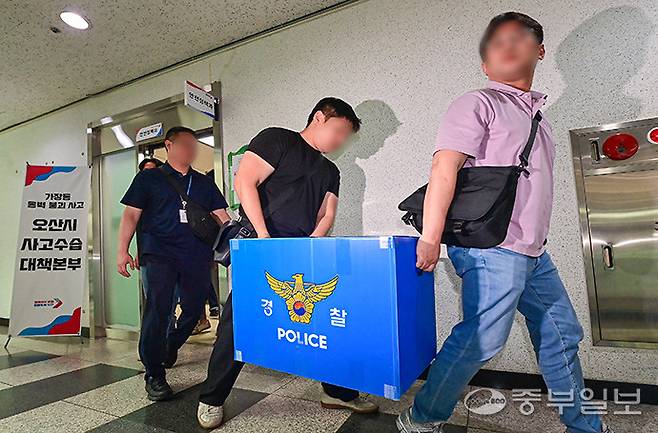 22일 오후 오산시청에서 경찰 관계자들이 오산시 가장교차로 고가도로의 옹벽 붕괴로 인한 차량 운전자 사망 사고 관련 압수수색을 마치고 압수물품을 들고 복귀하고 있다. 임채운기자