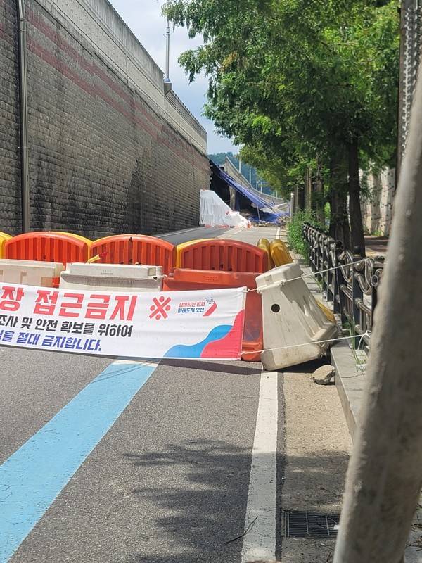 도면 사진 처럼, 실제로 옹벽 구간이 45도 각도로 제각기 시공 된 흔적이 남아 있다.[사진출처 = 경인방송]