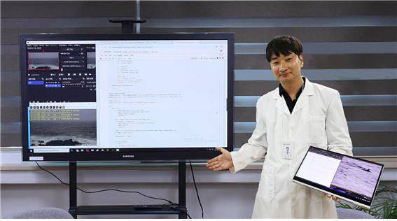 고래연구소 유튜브 채널 내용을 설명하는 모습. /국립수산과학원 제공