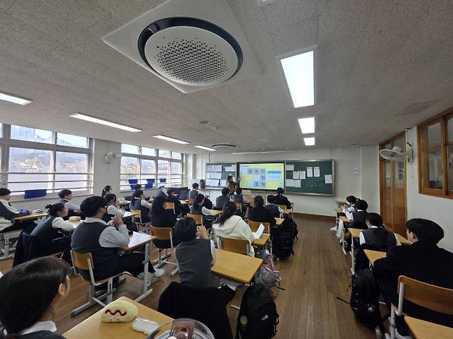 인공지능 선도학교 일환으로 찾아가는 저작권교육을 받고 있는 학생들. 대전느리울중 제공