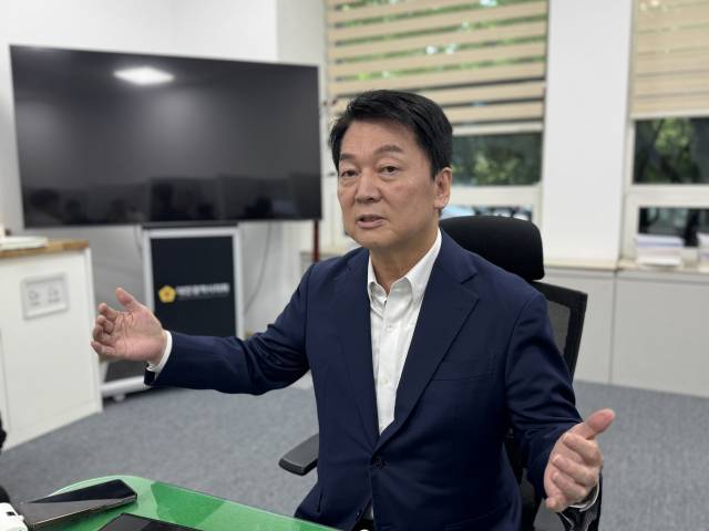 22일 대전시의회 기자실에서 안철수 국회의원이 기자들의 질문에 답하고 있다. 사진=조사무엘 기자.