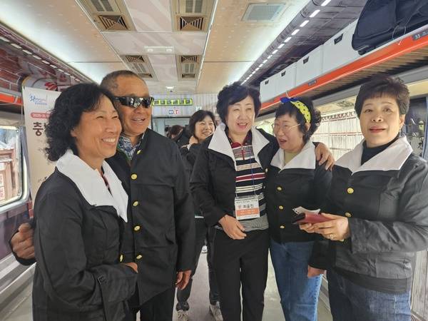 ▲ 레트로낭만열차에서 교복체험하는 여행객들.