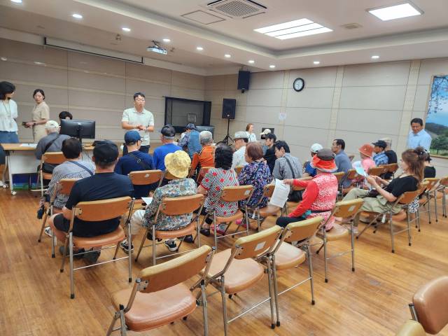 22일 청주시 청원구 우암동행정복지센터 2층 대회의실에서 주민들이 민생회복 소비쿠폰 신청서를 작성한 뒤 접수를 위해 기다리고 있다. 사진=송휘헌 기자