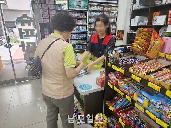 민생회복 소비쿠폰 1차 신청 첫날인 지난 21일 광주·전남에서는 약 42만명에 달하는 시민들이 소비쿠폰을 신청한 것으로 나타났다. 사진은 광주지역 한 시민이 장을 본 후 소비쿠폰으로 결제하고 있는 모습. /독자 제공