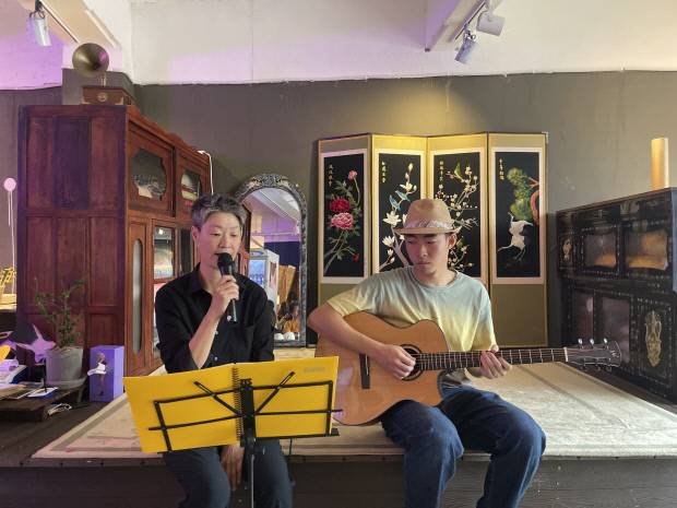 ‘아모르 파티’에서는 다양한 공연이 펼쳐진다. 12일 열린 소윤정씨와 제자 최지민씨의 공연 모습.