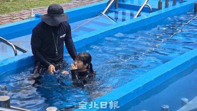 갑자기 깊어진 수심을 체험하고 있는 어린이. 김문경 기자