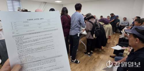 ◇민생회복 소비쿠폰 신청 첫날인 21일 춘천의 한 행정복지센터에서 시민들이 소비쿠폰을 신청하고 있다. 21~25일엔 시스템 과부하와 주민센터 혼잡 방지를 위해 출생 연도 끝자리 기준 요일제를 운영한다. 끝자리 1·6은 월요일, 2·7은 화요일, 3·8은 수요일, 4·9는 목요일, 5·0은 금요일에 신청할 수 있다. 신세희기자