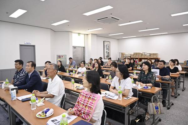 지난 21일 열린 경남매일 CEO아카데미 총동문회 제4회 지식 강연에서 참석자들이 강의를 듣고 있다.