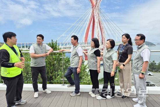 ▲ 울산시의회 문화복지환경위원회가 21일 경남 남해군 '설리스카이워크' 등 문화관광자원 활용 사례를 탐방하고 있다. 시의회 제공