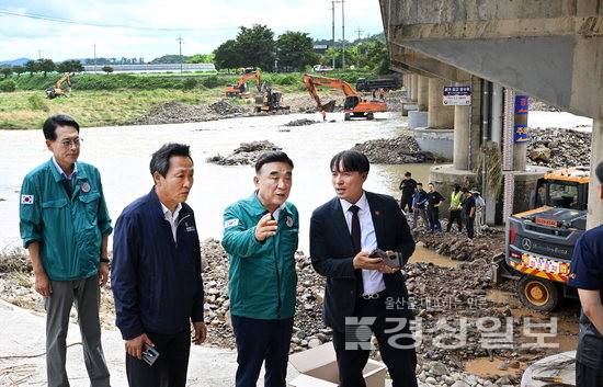 ▲ 집중호우로 인한 상수도 송수관로 파손으로 울산 울주군 언양읍 등 서울주 6개읍·면 지역에 수돗물 공급이 이틀째 중단되고 있는 가운데 21일 김두겸 울산시장과 안승대 부시장, 이순걸 울주군수 등이 울주군 사연교 아래 태화강에서 상수도 송수관로 복구상황을 점검하고 있다. 김동수기자 dskim@ksilbo.co.kr