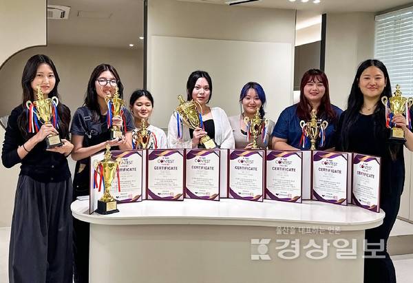 케이네일 콘테스트 네일 대전에 참가해 전원 수상한 미용예술학과 학생들.