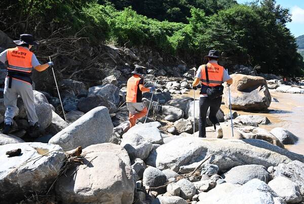 의용소방대와 119구조대원, 경찰 등이&nbsp;22일 산청군 신등면 율현리 수해 현장 인근 계곡에서 실종자 수색 작업을 하고 있다. /김구연 기자 sajin@idomin.com&nbsp;