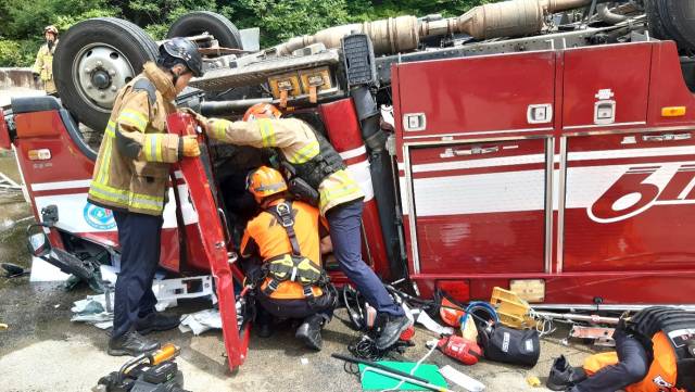 낭떠러지로 추락한 소방차량 모습. 경북소방본부 제공