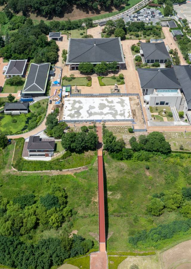 10월 31일 경주에서 열리는 아시아태평양경제협력체(APEC) 정상회의가 23일로 100일 앞으로 다가왔다. 새 정부 출범 후 국내에서 처음 열리는 대형 외교 행사로, 경주에는 21개 회원국 정부 대표단 4천여명을 포함해 기업 관계자 등 2만∼3만여명이 방문할 것으로 예상된다. 22일 국립경주박물관 중앙 마당에 9월 중순 완공을 목표로 만찬장 건립 공사가 진행 중이다. 우태욱 기자 woo@imaeil.com