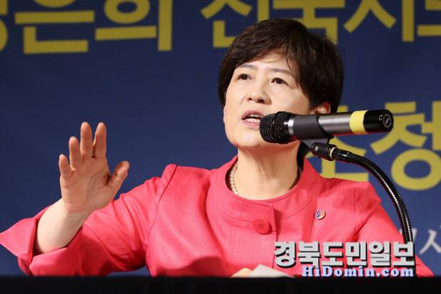 22일 대구 남구 이천동 대구아트파크에서 열린 대구·경북 중견언론인모임 '아시아포럼21' 초청 토론회에서 강은희 대구시교육감이 AI 디지털교과서 등 교육 정책과 관련한 자신의 생각에 대해 이야기하고 있다. 사진=아시아포럼21 제공