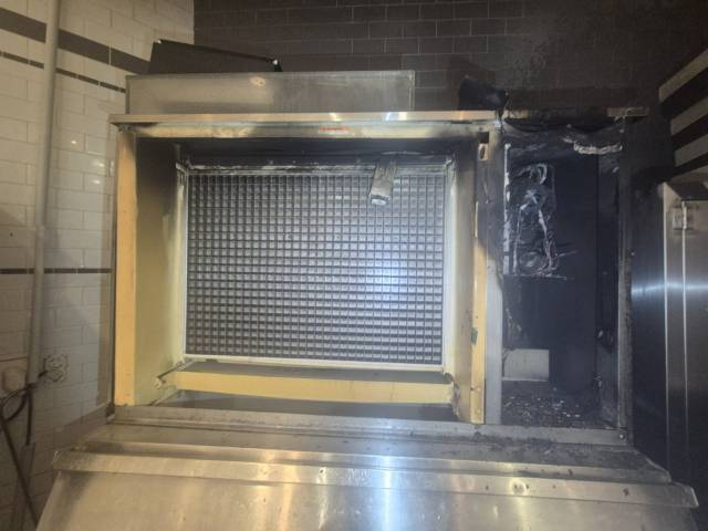 부산 동구 범일동 커넥트현대 부산점 지하 식품관에서 불이 났다. 사진은 불이 시작한 것으로 추정되는 제빙기 모습. 부산소방재난본부 제공