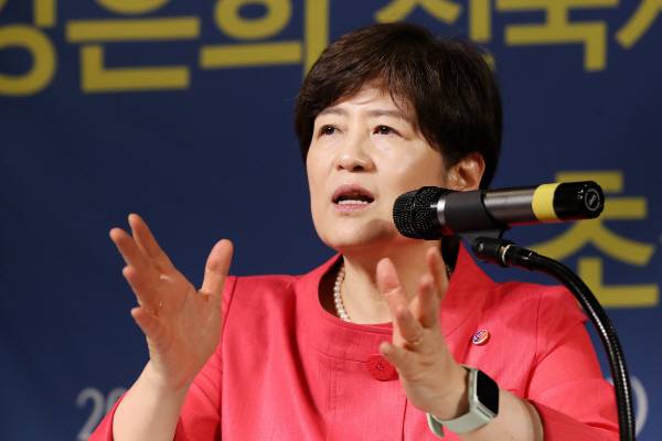 강은희 전국시도교육감협의회 회장(대구시교육감)이 22일 남구 대구아트센터에서 열린 아시아포럼21 릴레이 정책토론회에서 기자들의 질문에 답하고 있다. 아시아포럼21 제공