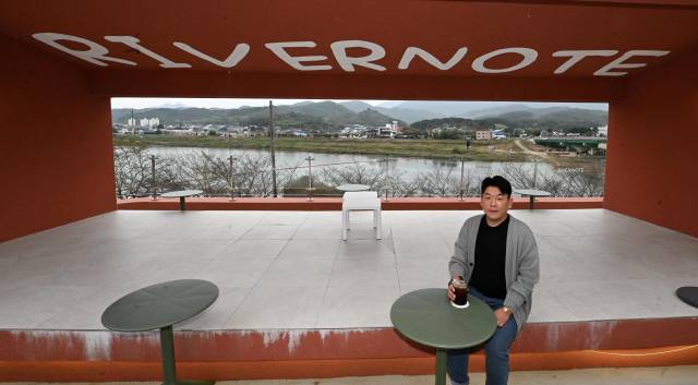 산청 경호강 앞에서 카페 ‘리버노트’를 운영하는 박진상씨.