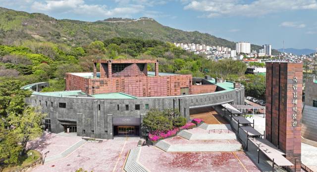 김해시 구지봉 자락에 자리한 국립김해박물관 외관. ‘철의 왕국’ 가야의 문화유산을 다루는 박물관답게 쇠를 녹이는 용광로와 닮아 있다./국립김해박물관/