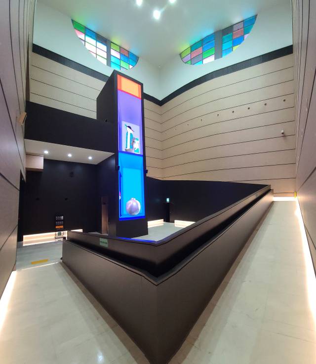 박물관 중심부에 자리한 정사각형 형태의 빛으로 가득 차는 공간./성승건 기자/