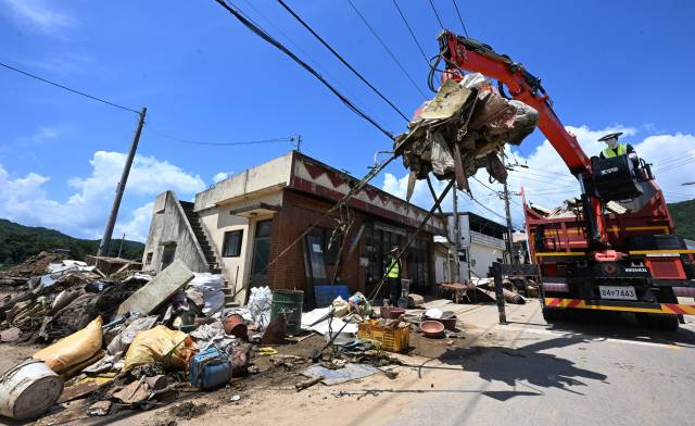 22일 합천군 가회면 호산마을에서 주민들이 침수 쓰레기를 수거하고 있다./김승권 기자/