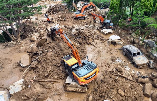 22일 산청군 단성면 방목리의 산사태 현장에서 관계자들이 중장비로 복구작업을 하고 있다./김승권 기자/
