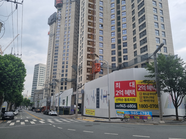 대구지역 건설경기 침체가 장기화되면서 미분양 아파트가 늘어나고 있다. 사진은 할인분양 현수막을 내건 동구 신천동의 '벤처밸리 푸르지오' 건설현장. 김상진 기자