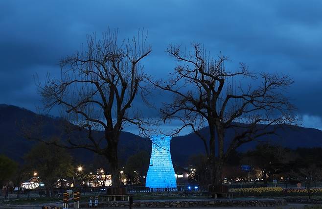 경주시가 APEC을 앞두고 첨성대 야간경관 개선사업의 일환으로, 첨성대 외벽에 빔프로젝터를 활용한 영상 콘텐츠 투사를 진행한다. 사진은 하늘빛과 비슷한 푸른 조명으로 연출된 첨성대의 야간 모습. 경주시 제공