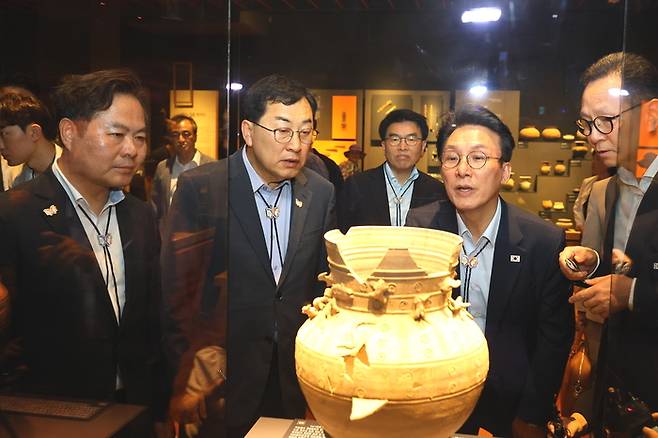 주낙영 경주시장과 김학홍 경북도 행정부지사가 경주를 방문한 김민석 국무총리와 함께 국립경주박물관 전시실을 둘러보고 있다. 경주시 제공