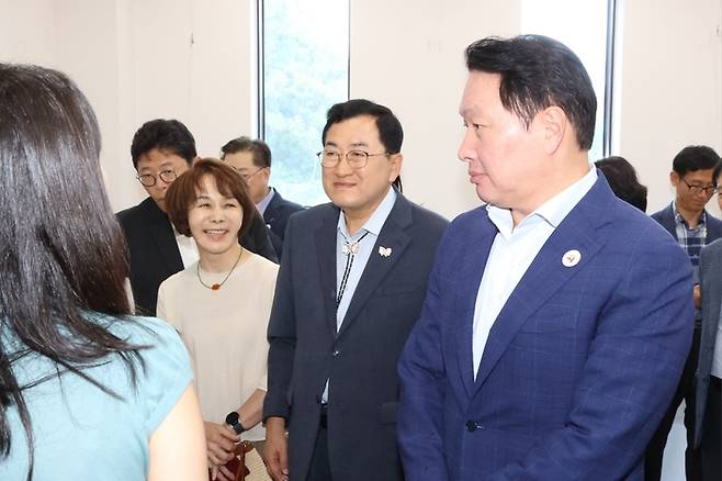 경주에서 열린 대한상의 하계포럼에 참석한 최태원 SK그룹 회장이 주낙영 경주시장과 황오동 청년지원사업 현장을 방문하고 있는 모습. 경주시 제공