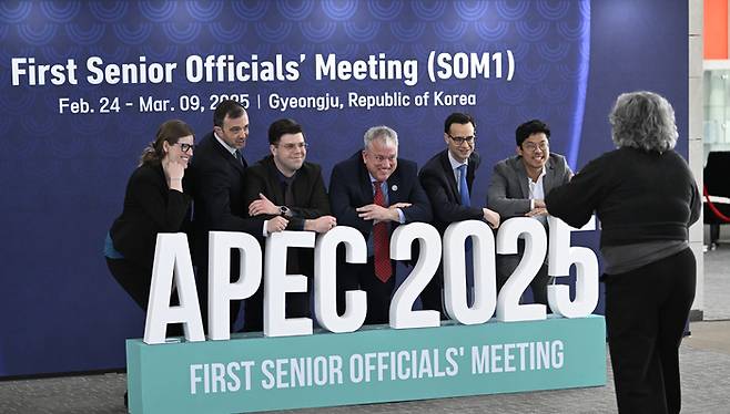 경북 경주화백컨벤션센터에서 열린 '2025 경주 아시아태평양경제협력체(APEC) 제1차 고위관리회의(SOM1)' 에 참가한 미국 정부 고위당국자들이 조형물 뒤에서 기념 촬영을 하고 있다. 영남일보 DB