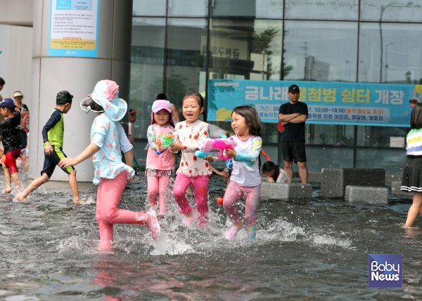 물놀이시설, 미디어아트월…여름철 피서지로 변신한 금천구청사. ⓒ금천구청