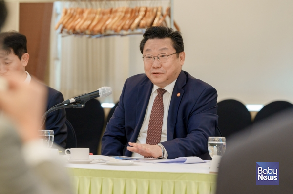 주형환 저출산고령사회위원회 부위원장이 지난 5월 26일 서울 프레지던트 호텔에서 '에이지테크(Age-Tech) 민관 얼라이언스 착수회의'에 참여하고 있다. ⓒ저출산고령사회위원회