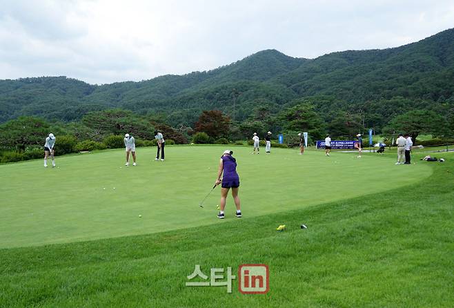 21일 강원 원주시의 오크밸리 컨트리클럽에서 열린 ‘김효주-퍼시픽링스코리아컵 AJGA 챔피언십 with 이데일리’ 첫날 출전 선수들이 연습 그린에서 열심히 퍼트 연습을 하고 있다.(사진=이데일리 골프in 조원범 기자)