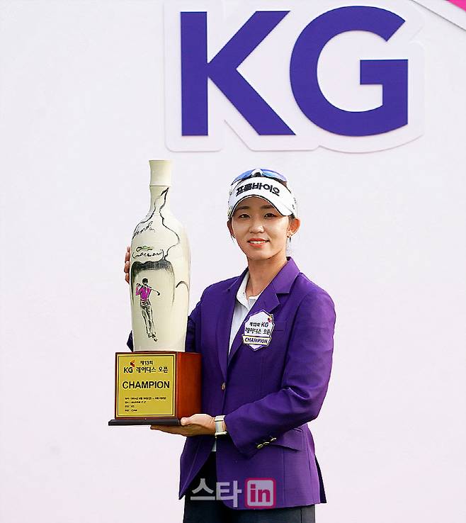배소현이 2024년 9월 열린 KLPGA 투어 제13회 KG 레이디스 오픈에서 우승을 차지한 뒤 트로피를 들어 올리고 있다. (사진=이데일리DB)
