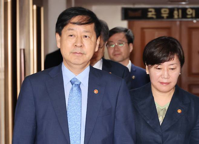 구윤철 부총리 겸 기획재정부 장관이 22일 서울 종로구 정부서울청사에서 열린 대외경제장관회의에 참석하고 있다. 오른쪽은 송미령 농림축산식품부 장관. (사진=연합뉴스)