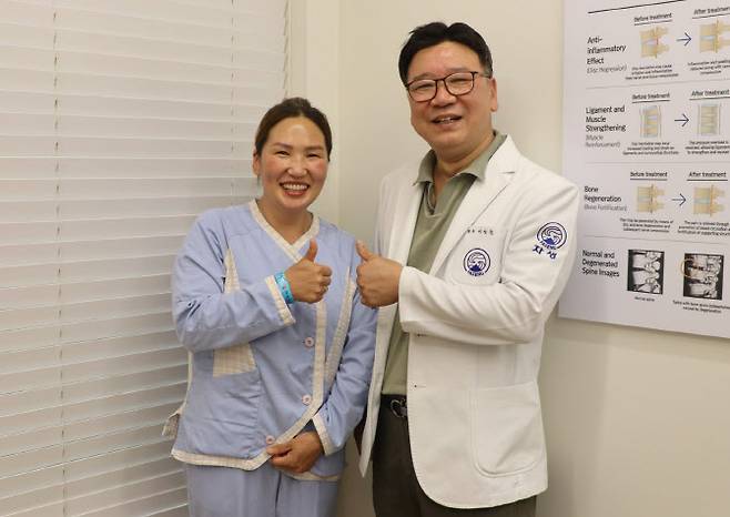 나랑체첵(왼쪽) 씨가 이상운 원장으로부터 한의통합치료를 받은 후 기념사진을 촬영하고 있다.