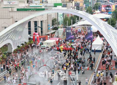 대전 0시 축제 기간 중 원도심 일원에서 거리 퍼레이드가 열리고 있다. (사진=대전시 제공)